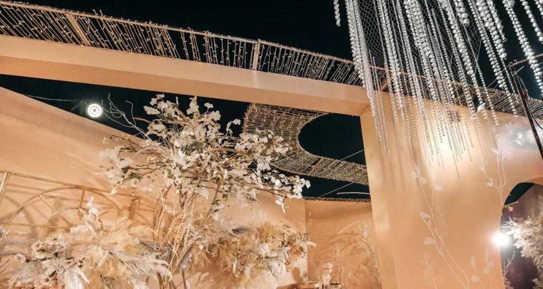 香槟金色彩搭配指南：奢华与经典颜色的完美融合